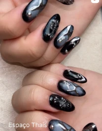 クロムのアクセントを添えたダークネイル