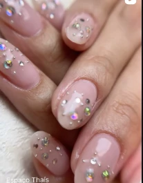 繊細なパーツをあしらったヌードネイル